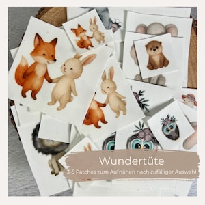 Könnte beinhalten: Eine Sammlung quadratischer Aufnäher mit Aquarellillustrationen von Waldtieren, darunter Füchse, Kaninchen und eine Eule. Die Aufnäher sind in verschiedenen Größen und auf einer Holzoberfläche angeordnet. Der Text auf dem Bild lautet "Wundertüte" und "3-5 Patches zum Aufnähen nach zufälliger Auswahl."