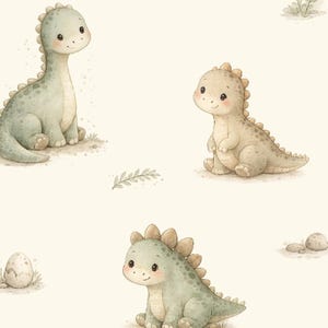 Könnte beinhalten: Aquarellillustration von drei entzückenden Babydinosauriern in sanften Pastellfarben. Die Dinosaurier sitzen auf dem Boden mit ein paar Grashalmen und kleinen Steinen. Der Hintergrund ist hellbeige.