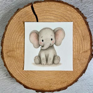 Könnte beinhalten: Aquarell-Illustration eines Baby-Elefanten mit großen Ohren und einem Rüssel. Der Elefant ist hellgrau mit rosa Akzenten an Ohren und Wangen. Er sitzt mit angezogenen Beinen und hat einen freundlichen Gesichtsausdruck.