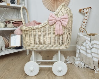 Wiklibox wicker & beukenhouten hoge poppenwagen in ECRU (romige) kleur en WITTE basis + beddengoed en strikken. Ongeverfd!