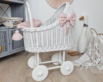 Wiklibox rieten & beukenhouten hoge poppenwagen in WITTE kleur en WITTE voet + beddengoed en strikken