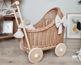 Wiklibox rieten en beukenhouten poppenwagen in NATURAL kleur + beddengoed en strikken. Ongeverfd!