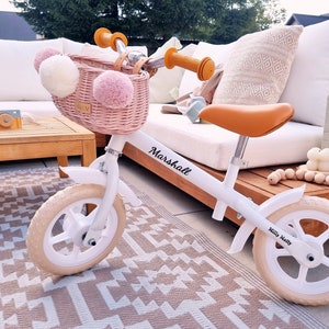 Wiklibox Weiden Fahrradkorb für Kinder MINI DUMPY in der Farbe PINK mit Pompoms auf Gürtel montiert. Laufradkorb. Roller Korb