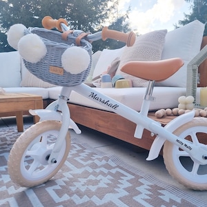 Wiklibox Weiden Fahrradkorb für Kinder MINI DUMPY in GRAU Farbe mit Pompoms auf Gürtel montiert. Laufradkorb. Roller Korb
