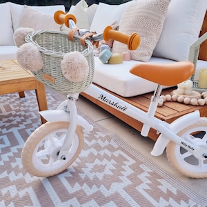 Wiklibox Weiden Fahrradkorb für Kinder MINI DUMPY in OLIVE Farbe mit Pompons montiert auf Gürtel. Laufradkorb. Roller Korb