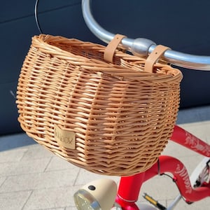 Wiklibox Weiden Fahrradkorb für Kinder DUMPY in der Farbe NATÜRLICH auf Gürtel montiert