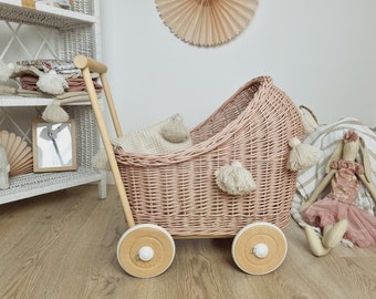 Wiklibox rieten & beukenhouten poppenwagen in een DUSTY ROZE kleur met GLITTER + beddengoed en kwastjes