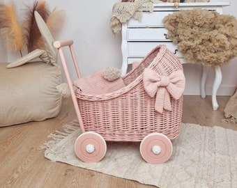 Wiklibox rieten en beukenhouten poppenwagen in de kleur DUSTY PINK en ROZE basis + beddengoed en strikken