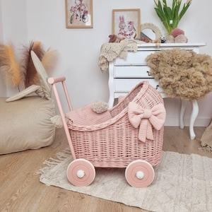 Wózek dla lalek wiklinowy Wiklibox z drewna bukowego w kolorze DUSTY PINK i RÓŻOWĄ podstawą + pościel i kokardy