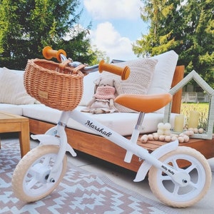 Wiklibox Weiden Fahrradkorb für Kinder MINI DUMPY in der Farbe NATURAL auf Gürtel montiert. Laufradkorb. Roller Korb
