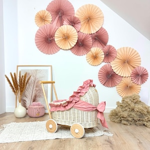 Wózek dla lalek wiklinowy Wiklibox z drewna bukowego w kolorze ECRU (kremowy) z pościelą i wstążką "Dusty pink"