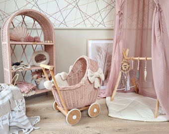 Wiklibox rieten poppenwagen Dumpy in ROZE kleur + beddengoed en strikken. Houten kinderwagen. Poppenwagen. Willow Doll kinderwagen. Rieten poppenwagen. Handgemaakt