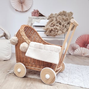 Wiklibox rieten en beukenhouten poppenwagen in NATUURLIJKE kleur + beddengoed en pompons. Ongeverfd! Loopstoeltje
