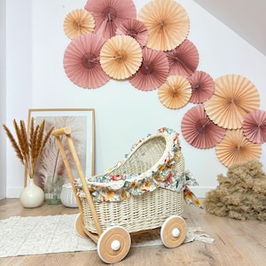 Wiklibox rieten poppenwagen in ECRU (romige) kleur met gebloemd beddengoed en lint, poppenwagen met voering, poppenwagenwagen