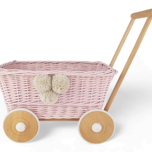 Karta wiklinowa z zabawkami Wiklibox w kolorze DUSTY PINK + pompony. Koszyk z zabawkami wiklinowymi