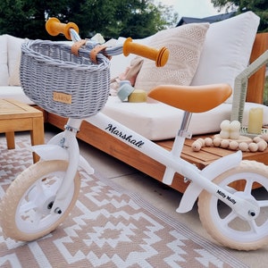 Wiklibox Weiden Fahrradkorb für Kinder MINI DUMPY in GRAU Farbe auf Gürtel montiert. Laufradkorb. Roller Korb