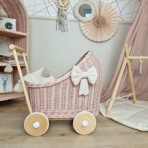 Wózek dla lalek wiklinowy i bukowy Wiklibox w kolorze DUSTY PINK + pościel i kokardy