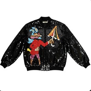 Könnte beinhalten: Schwarze Pailletten-Bomberjacke mit einem Cartoon-Charakter, der einen Regenschirm hält. Die Figur ist in roten, blauen und gelben Pailletten dargestellt. Die Jacke hat einen schwarzen Kragen, Bündchen und Saum sowie einen Reißverschluss.