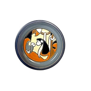 Könnte beinhalten: Ein runder dekorativer Teller mit grauem Rand und einem farbenfrohen abstrakten Design. Das Design zeigt stilisierte Figuren in Schwarz, Orange und Creme, mit einem sonnenähnlichen Element im Hintergrund. Der Teller ist wahrscheinlich aus Keramik.