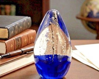 Pisapapeles de vidrio artístico azul soplado a mano con diseño de árbol de burbujas y escamas de oro.