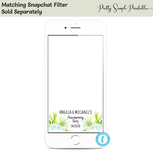 Op de afbeelding: Een witte smartphone toont een aangepaste Snapchat-filter voor een housewarmingparty. De filter bevat de tekst "ANGELA & MICHAEL'S Housewarming Party 04/20/18" met cactus- en vetplantafbeeldingen. De linkerbovenhoek leest "Matching Snapchat Filter Sold Separately."