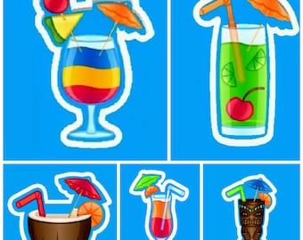 Puede incluir: Cinco cócteles coloridos diferentes con sombrillas y pajitas. Los cócteles están en diferentes vasos, incluyendo una taza tiki, una cáscara de coco y un vaso alto.