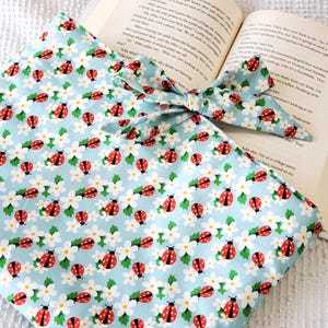 Pochette inspirée de la coccinelle, livre livresque, cadeau, rat de bibliothèque, liseuse, housse pour tablette, housse pour iPad, étui, fait main