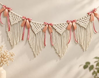 Guirlanda de macramê com laços rosa, decoração boho para aniversário, decoração de parede para quarto de bebê, bandeirola para chá de bebê