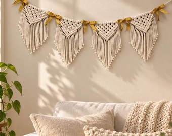 Guirlanda de macramê com laços dourados, decoração de parede boho, ideal para aniversários, festas e quartos de bebês.