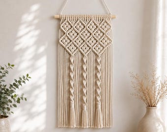 Tapeçaria de parede em macramê, feita à mão em algodão, decoração boho neutra, detalhe minimalista para quarto e sala de estar.