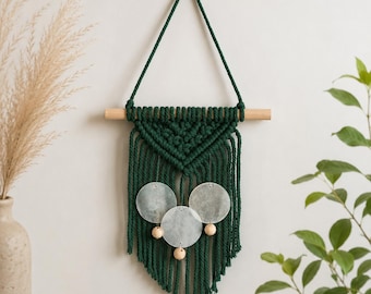 Pequeno painel de macramê verde para parede, decoração de parede com conchas de Capiz, decoração de parede boho, arte de parede costeira, decoração para quarto de bebê, decoração para hall de entrada.