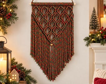 Decoração de parede natalina em macramê, feita à mão, estilo boho, nas cores vermelho, verde e dourado.