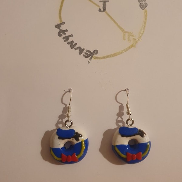 Boucles d'oreilles donuts Donald bijoux Disney en pâte polymere . Boucles d oreille gâteau gourmande. Bijoux alimentaire