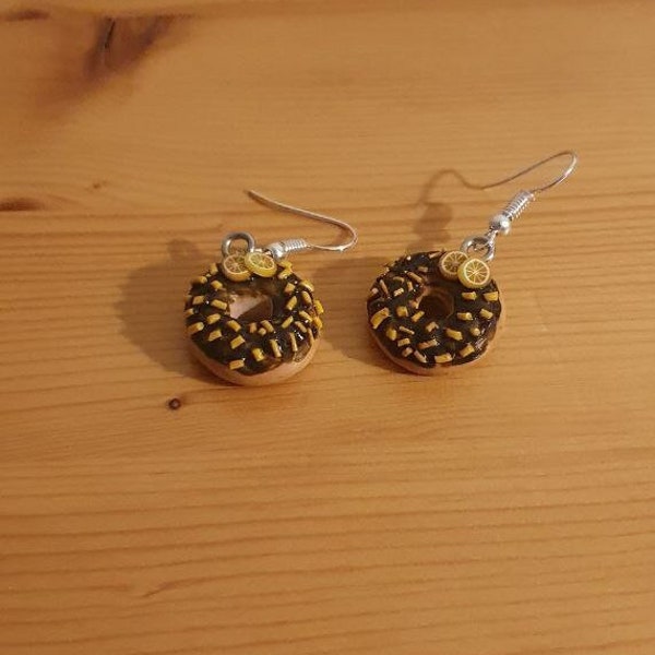 Boucles d'oreilles donuts chocolat citron. Bijoux alimentaire. Nourriture mignature. Boucles d'oreilles pendantes gourmandes