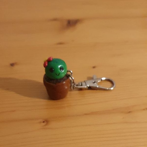 Porte clés cactus kawai vert fonce.  Fimo fantaisie et mignonne