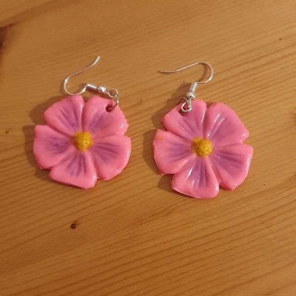 Boiucles d'oreilles fleur rose fleuri. Boucles d'oreilles de pâte polymer. Boucles d'oreilles fantaisie