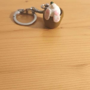 Llavero de conejito oculto de arcilla polimérica, regalo de Pascua. Llavero de conejito. Llavero de animal.