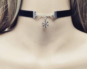 Gargantilla de terciopelo con forma de copo de nieve