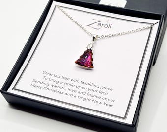Collar con colgante de árbol de Navidad de cristal iridiscente, regalo de Navidad en tarjeta con poema, tonos rosa intenso y naranja.