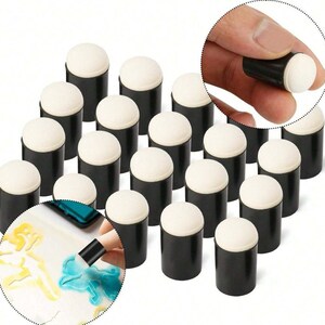 Puede incluir: Un conjunto de pequeños aplicadores de esponja con mangos negros y cabezas de esponja blancas. La imagen muestra un primer plano de un aplicador que se sostiene y se utiliza para aplicar tinta o pintura, junto con ejemplos de su uso.