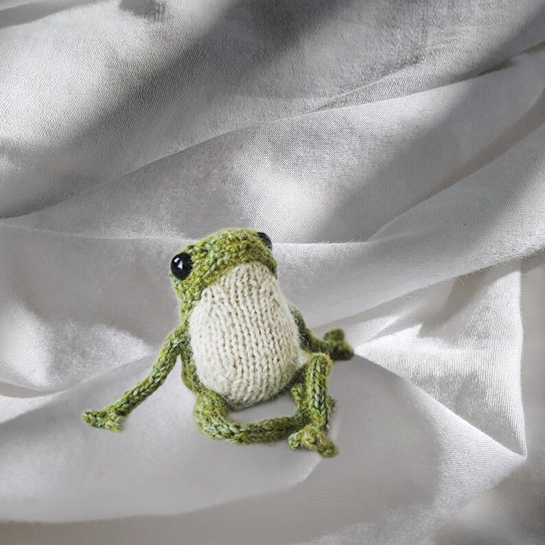 Five Frogs KNITTING KIT claire Garland Dot Pebbles Knits Collaboration