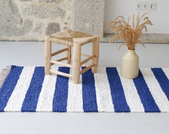 Tapis bleu rayé moyen, tapis bleu et blanc, tapis salle de bain, tapis cuisine, tapis chambre, tapis scandinave, tapis écologique, décoration bohème