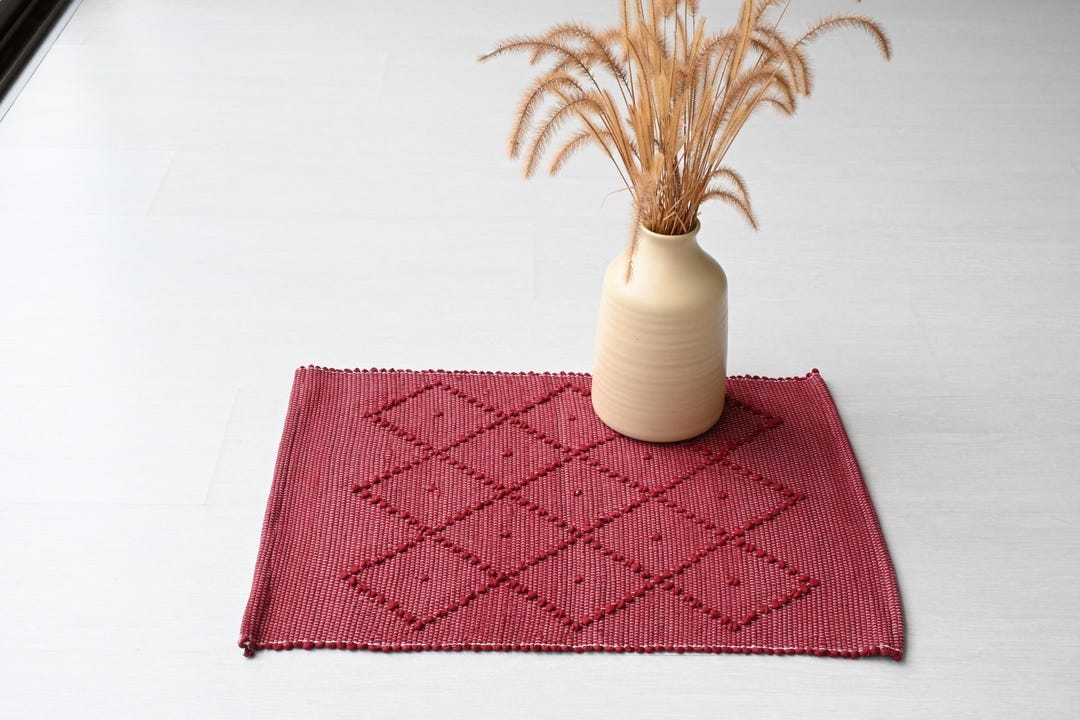 幾何学模様のバーガンディラグ ミニバーガンディラグ、シャワーラグ、ダークレッドラグ、バスルーム