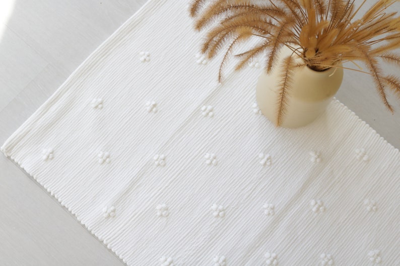 Pequeña alfombra de perlas blancas tejida a mano, alfombra de baño, alfombra junto a la cama, alfombra para niños, alfombra portuguesa, alfombra geométrica, alfombra blanca, tapis blanc, weißer Teppich. imagen 1