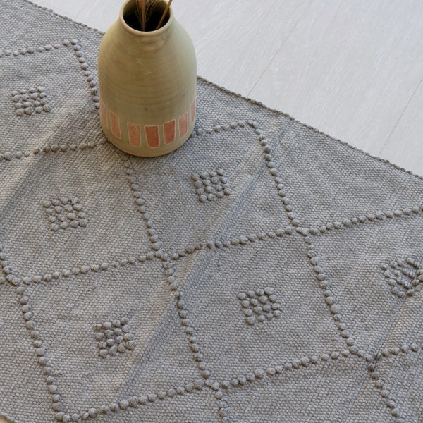 Small handwoven rug, diamond pattern, gray rug, portuguese rug, cotton rug, bathroom rug, bath mat, rug with knots.