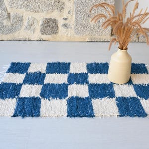 Kleiner karierter Teppich in Ecru und Blau, Badematte, Duschvorleger, Bettvorleger, geometrischer Teppich, Eingangsteppich, Teppich mit Quadraten, Küchenteppich, Schlafzimmerteppich