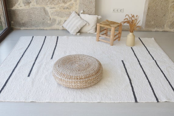 Un grand tapis ethnique en jute