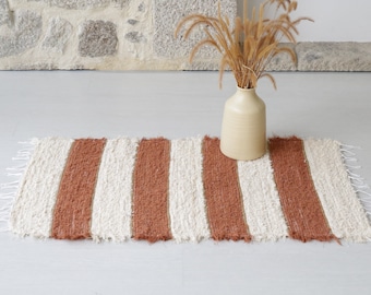 Kleiner Teppich in Creme und Terrakotta, gestreifter Teppich, Badezimmerteppich, Duschteppich, Schlafzimmerteppich, Tapis de Bain, einzigartiger Teppich, Nachttischteppich, Badezimmerteppich