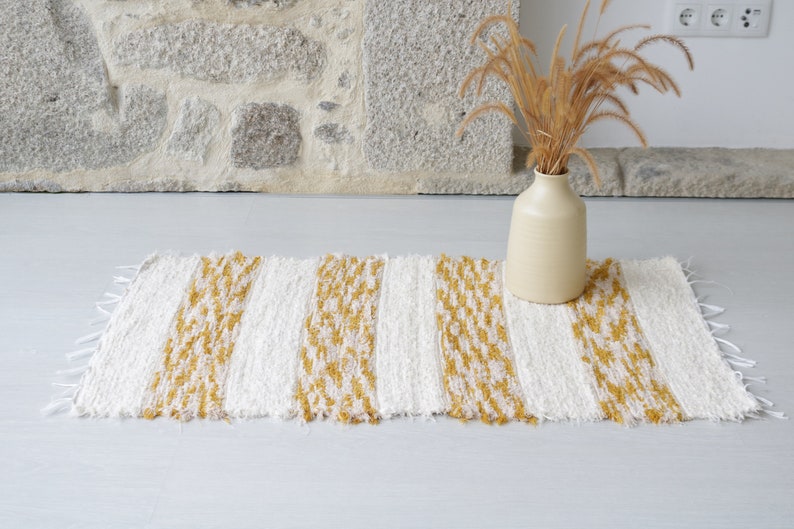 Petit tapis écru et jaune, tapis de salle de bain, tapis de douche, tapis de chevet, tapis de cuisine, gelber teppich, cadeau maman, déco bohème image 1