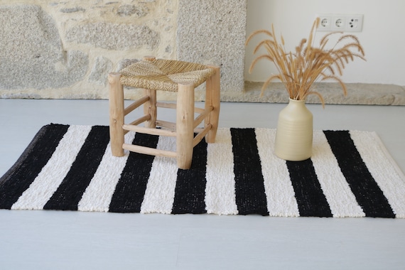 Medium striped black and white rug, bathroom rug, kitchen rug, bedroom rug, contemporary rug, striped rug, schwarzer gestreifter teppich